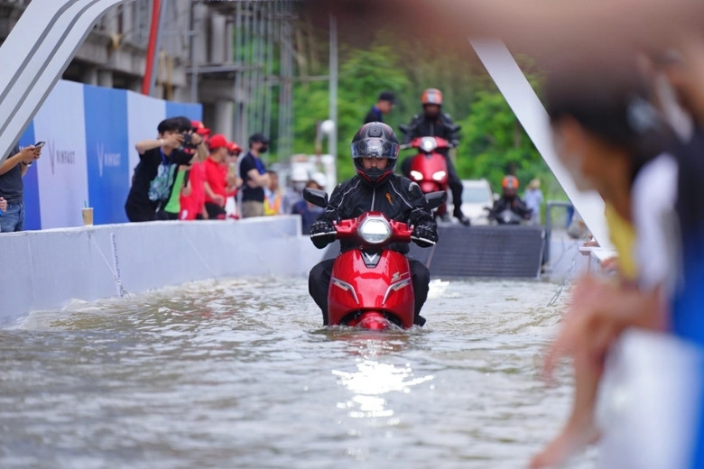 Sử dụng xe máy điện mùa mưa như thế nào để an toàn và bền xe? 4 sử dụng xe máy điện mùa mưa